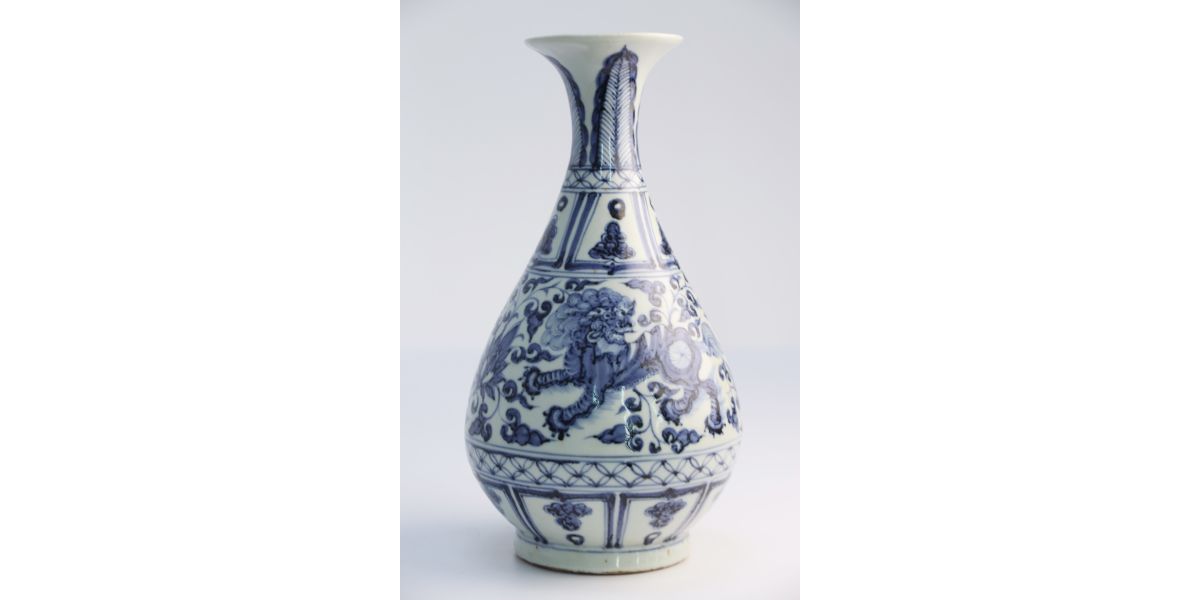 Yuan Dynasty Blue and White Auspicious Lions Vase 元代青花瑞狮玉壶 